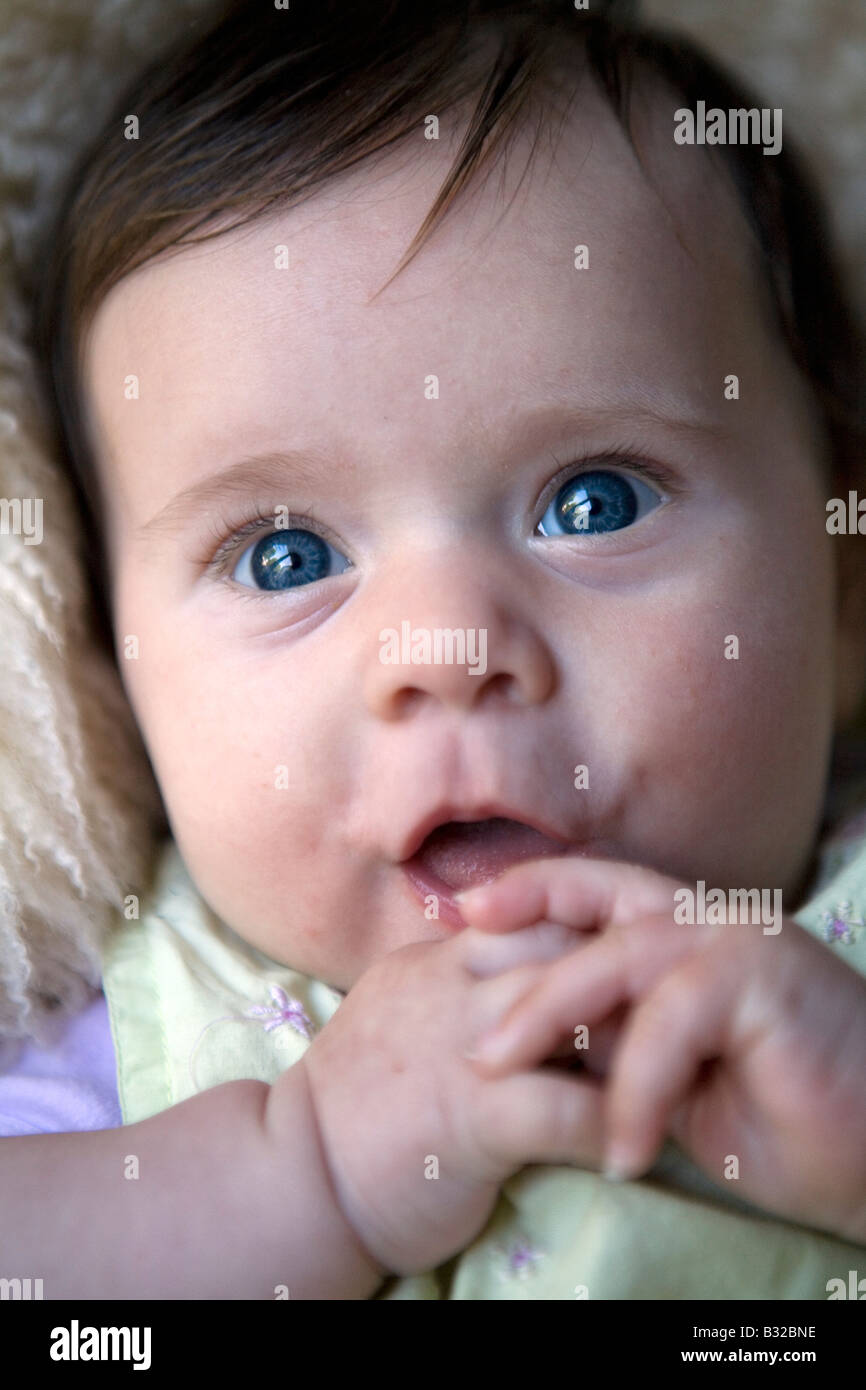 Pic mostra un bambino di 4 mesi ragazza Foto Stock
