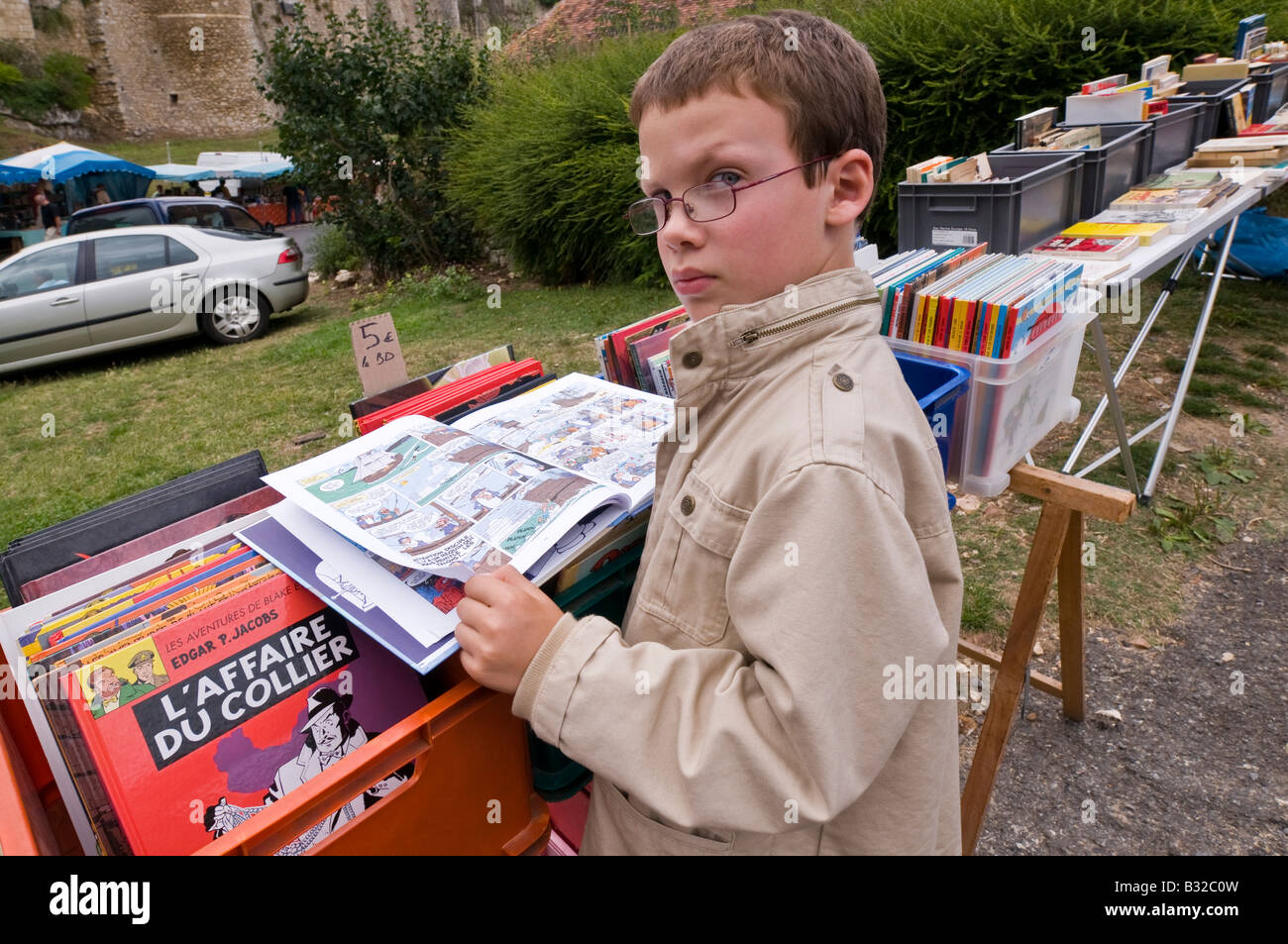 Giovane cliente al Salone del libro / Foire aux Livres, angoli-sur-l'Anglin, Vienne, in Francia. Foto Stock
