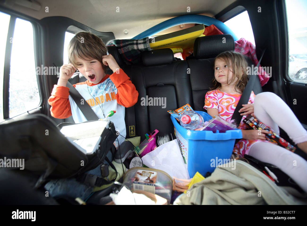 Pic mostra due bambini che viaggiano in vacanza nel retro di un automobile Foto Stock