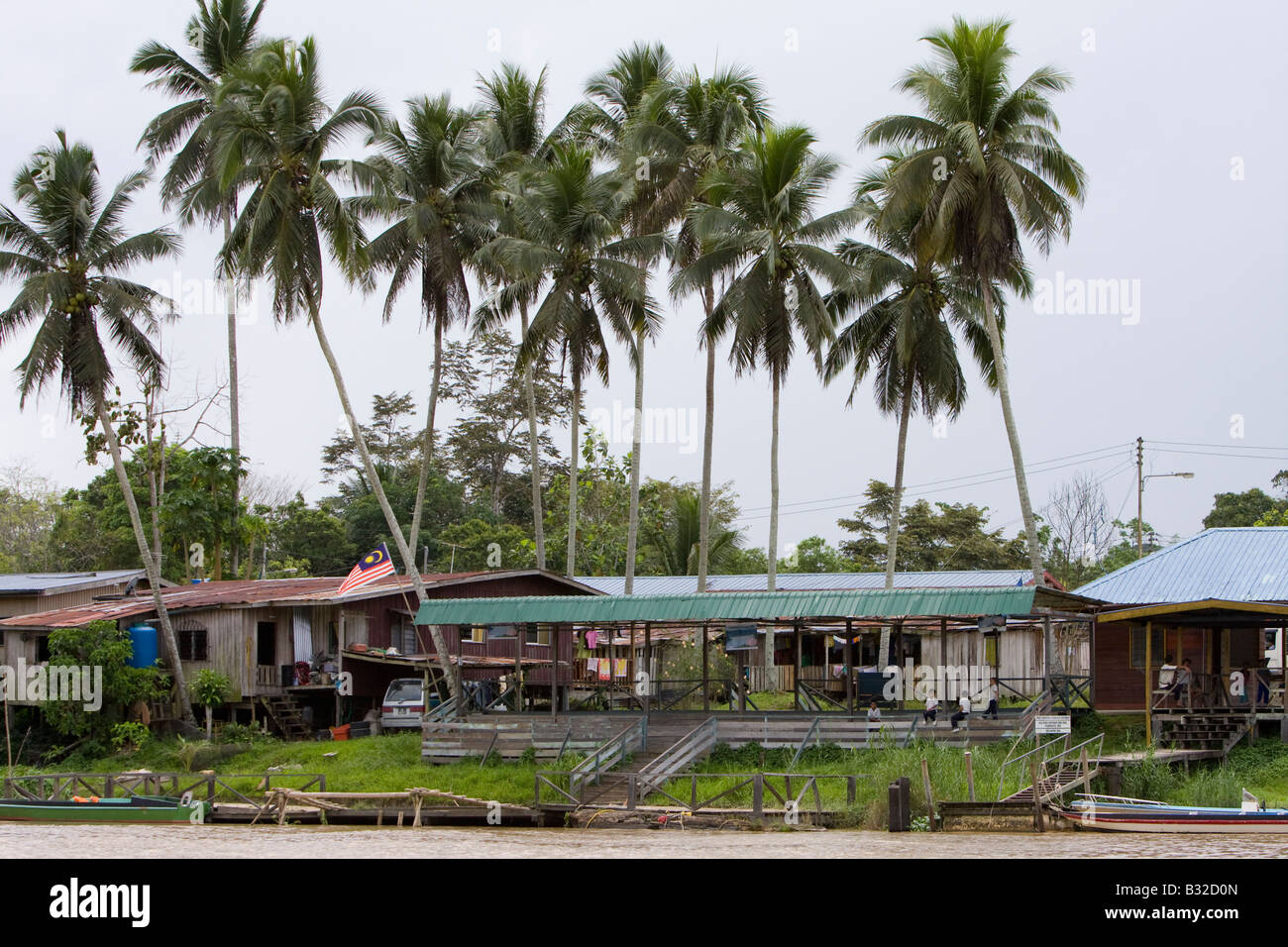 Sukau un piccolo insediamento lungo il fiume Kinabatangan Sabah Borneo Foto Stock