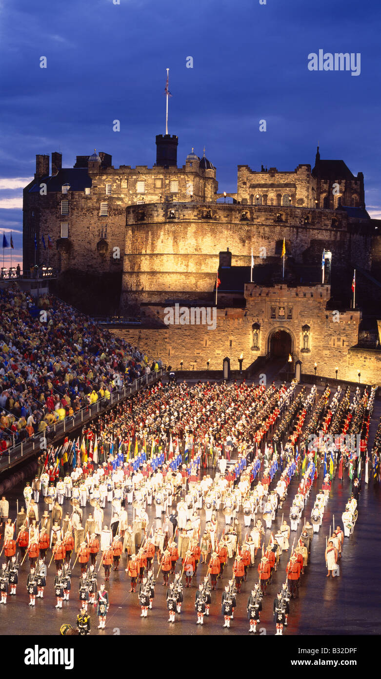 La Edinburgh Tattoo militare sulla spianata del castello di Edimburgo, Edimburgo, Scozia, Regno Unito Foto Stock