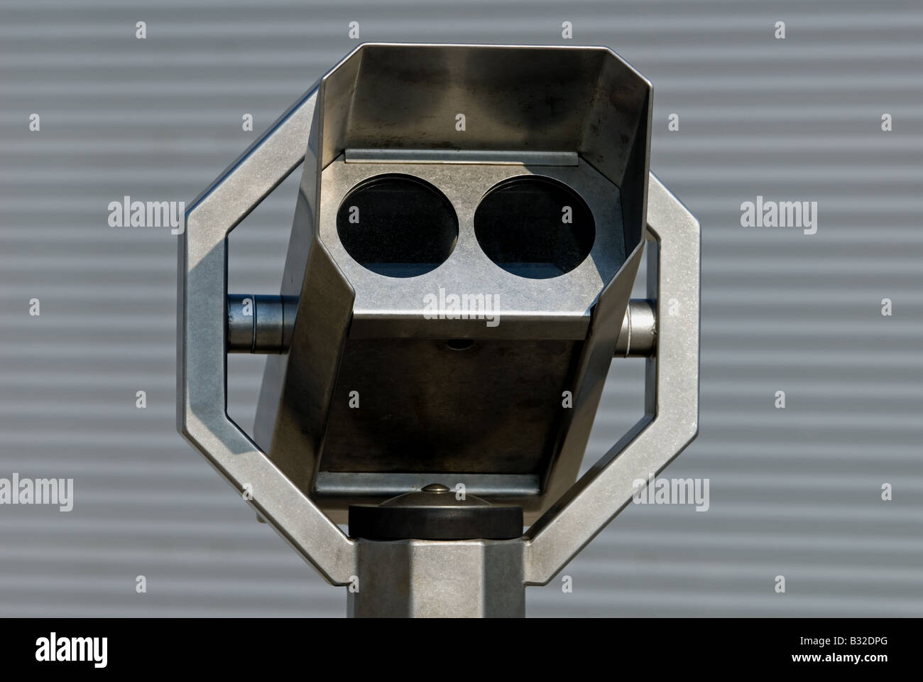 A gettone binocolo al pubblico area di visualizzazione, l'aeroporto internazionale di Düsseldorf, Germania. Foto Stock