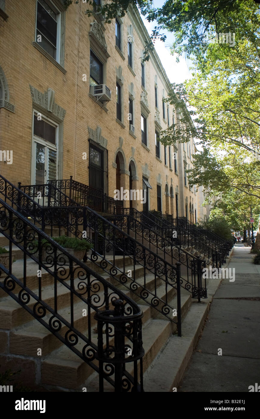 Strivers Row case a schiera in St Nicholas quartiere storico nel quartiere di Harlem di New York Foto Stock