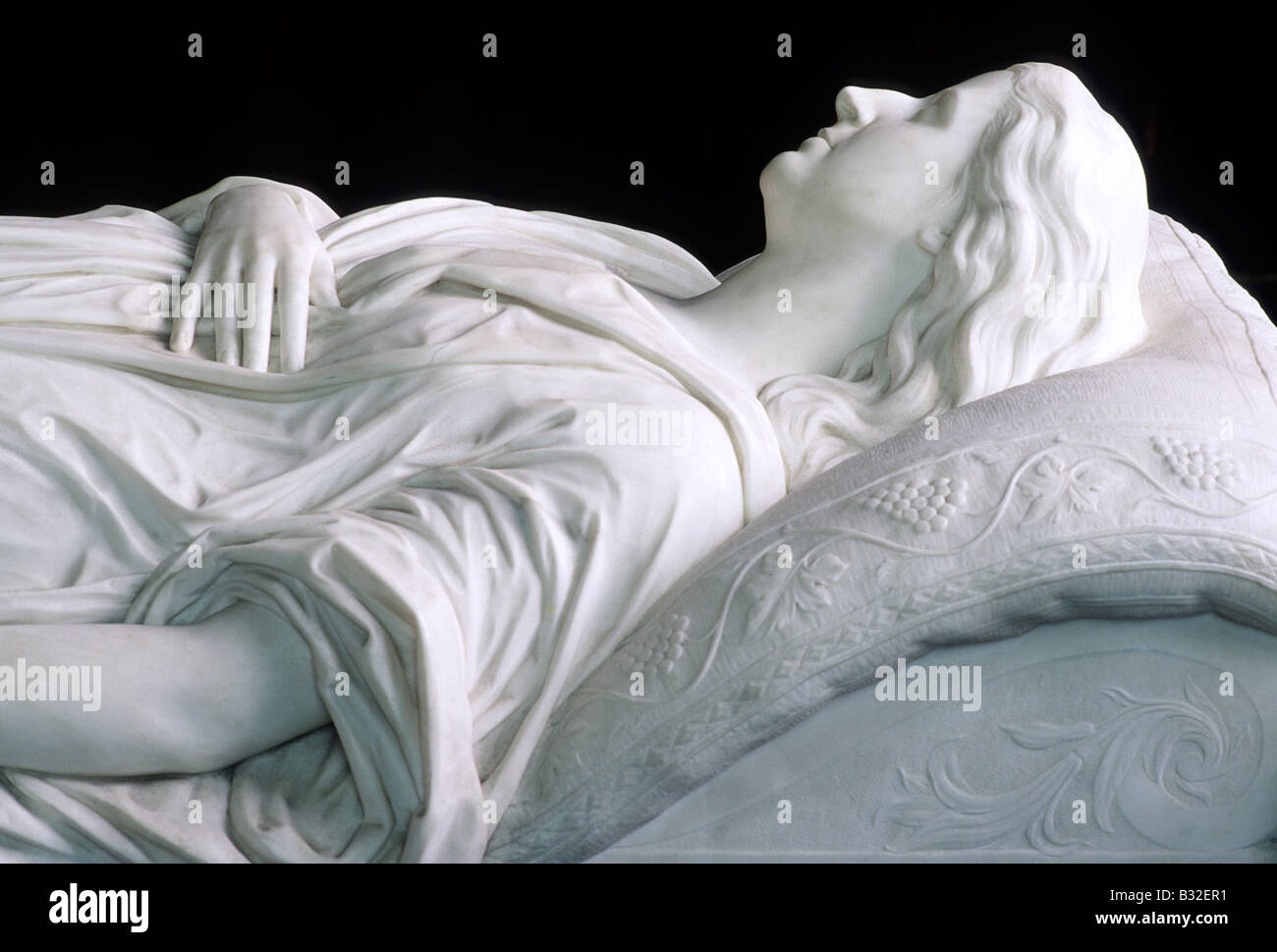 Tomba del torace del Juliana Contessa di Leicester Holkham Chiesa Norfolk addormentato sleeping recumbent figura femminile scultura white Foto Stock