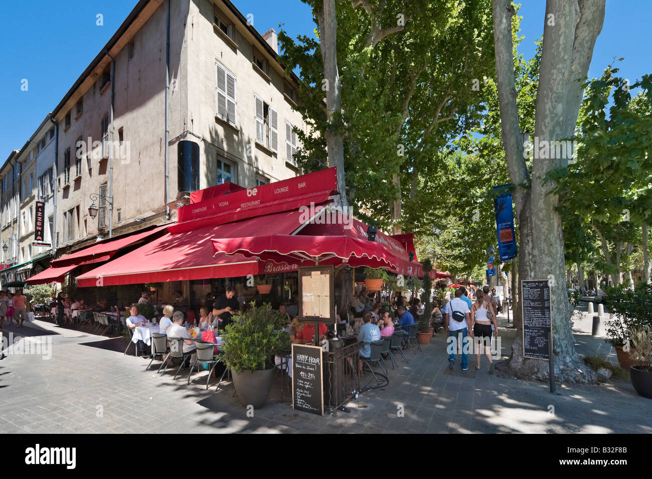 Street cafe sul Cours Mirabeau nel centro storico della città di Aix en Provence Francia Foto Stock