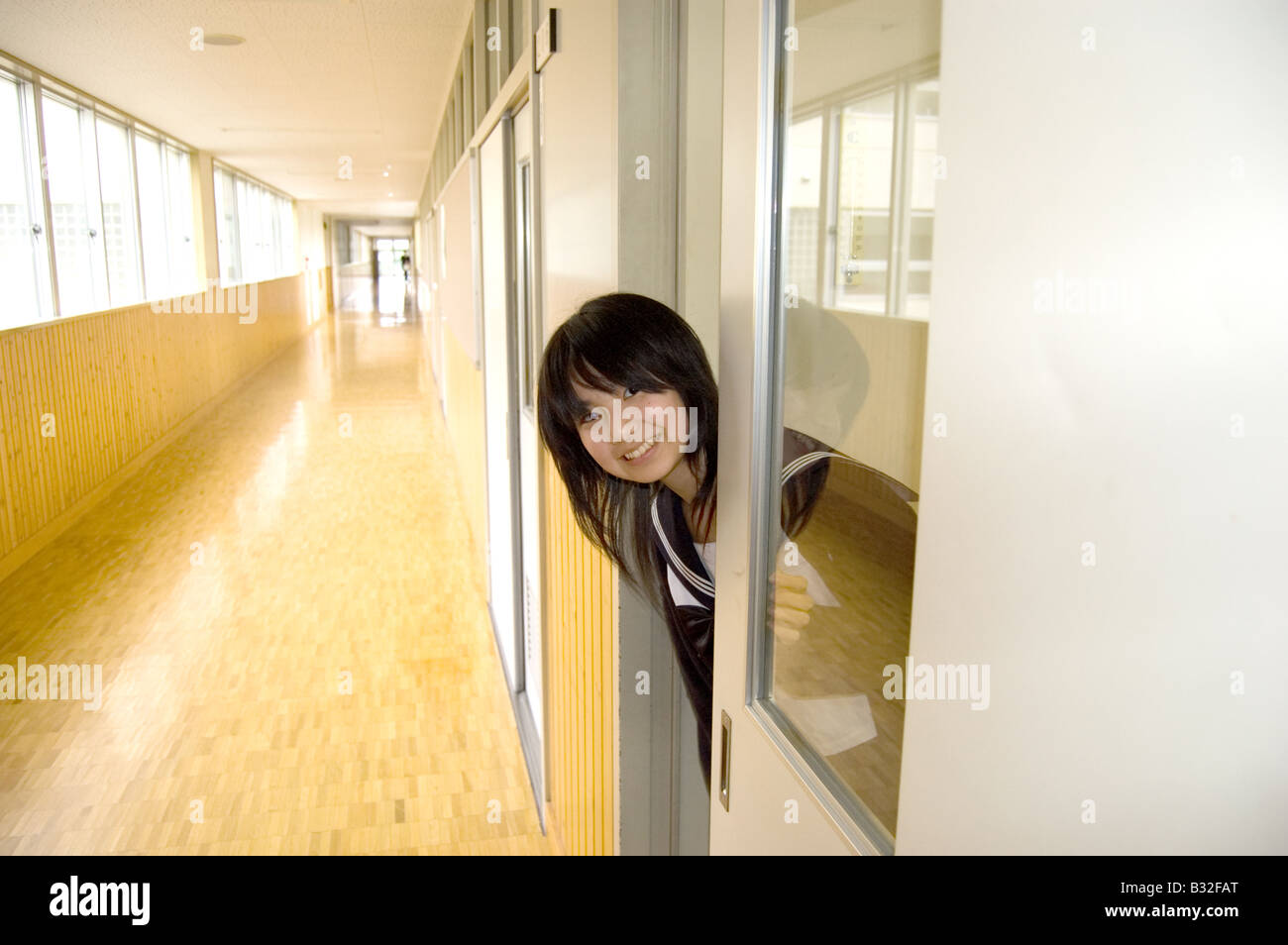 Giapponese studente di scuola superiore in corridoio Foto Stock