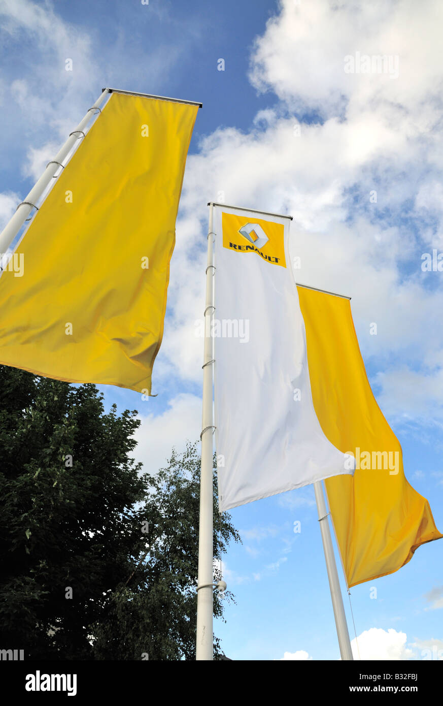 Giallo e Bianco bandiere Renault contro un cielo blu Foto Stock