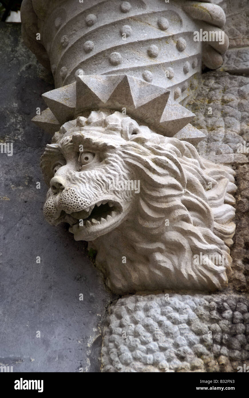 Scultura in pietra di Lion. Pena Palace, Sintra, Portogallo Foto Stock