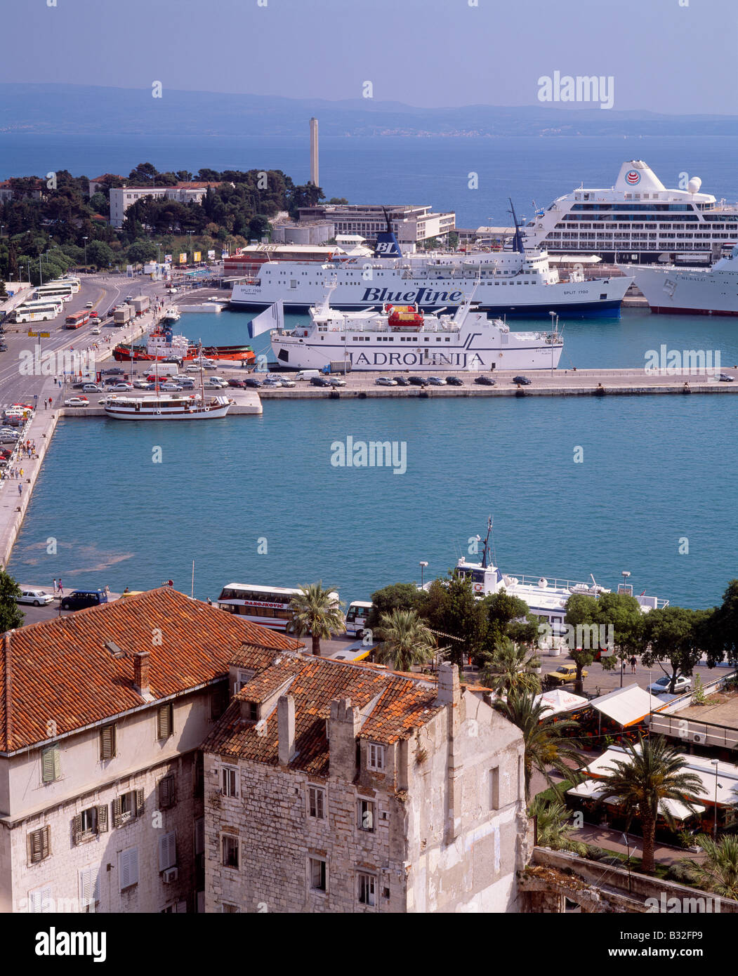 Porto di Spalato, Dalmazia, Croazia. Crociera e linea Jadrolinija visto dal  campanile della cattedrale Foto stock - Alamy