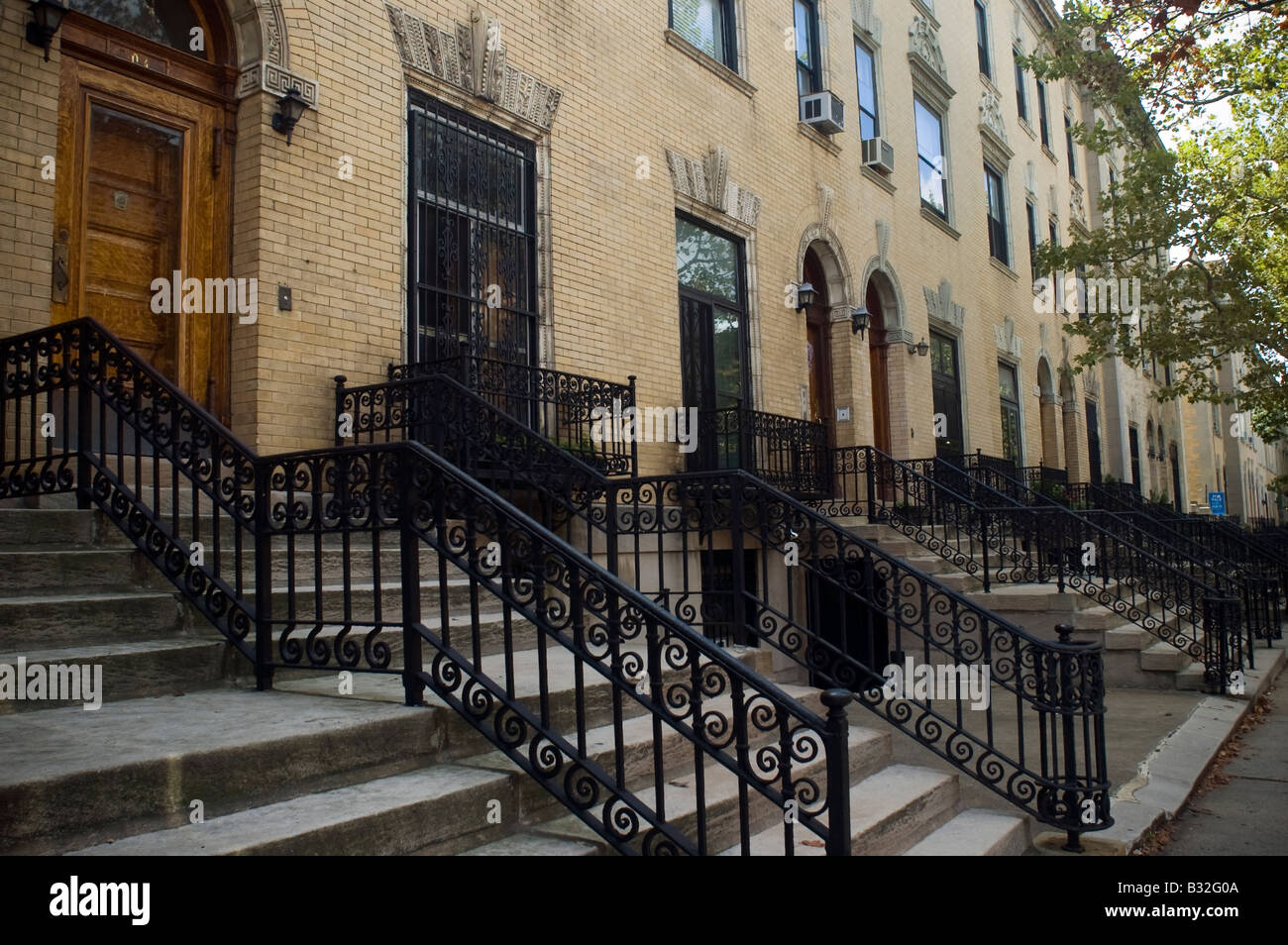 Strivers Row case a schiera in St Nicholas quartiere storico nel quartiere di Harlem di New York Foto Stock