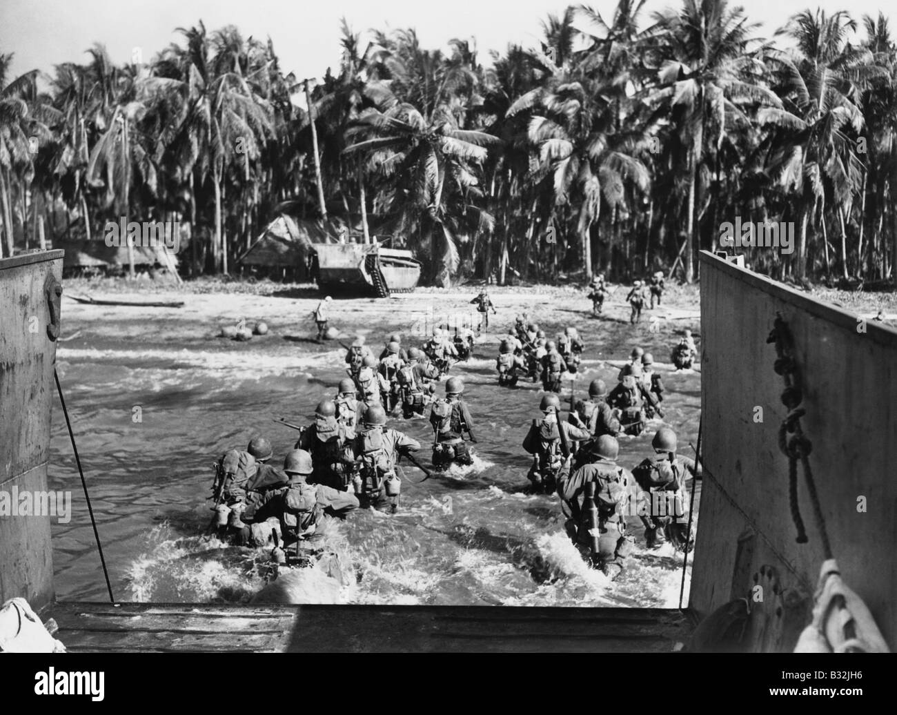 Truppe americane storming le spiagge durante la II Guerra Mondiale Foto Stock