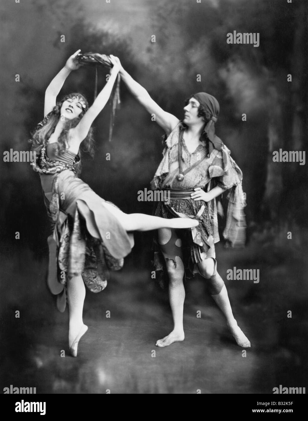Maschio e femmina di ballerini eseguono in costume Foto Stock