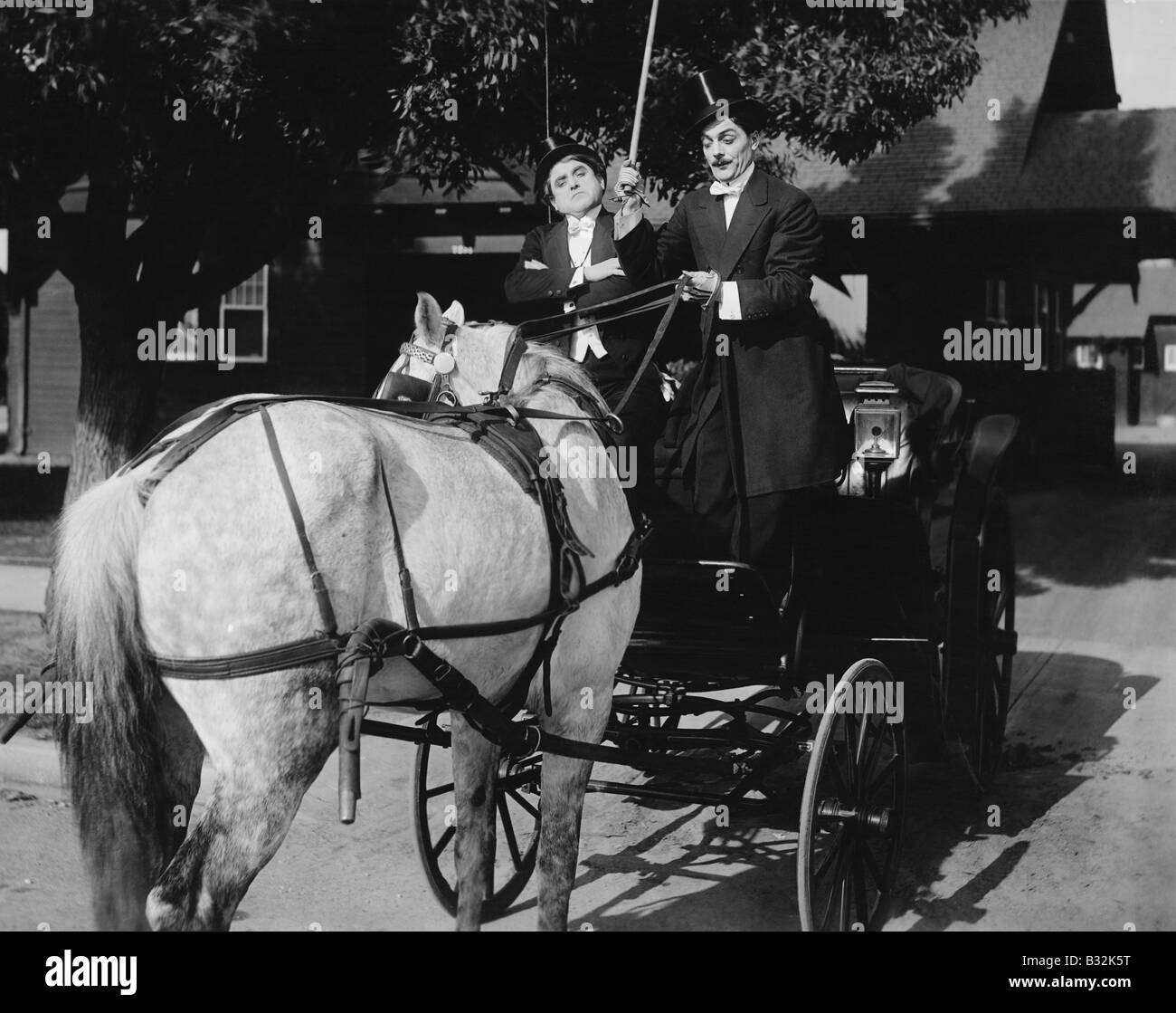 Colleghi la guida carrello con cavallo agganciati all'indietro Foto Stock