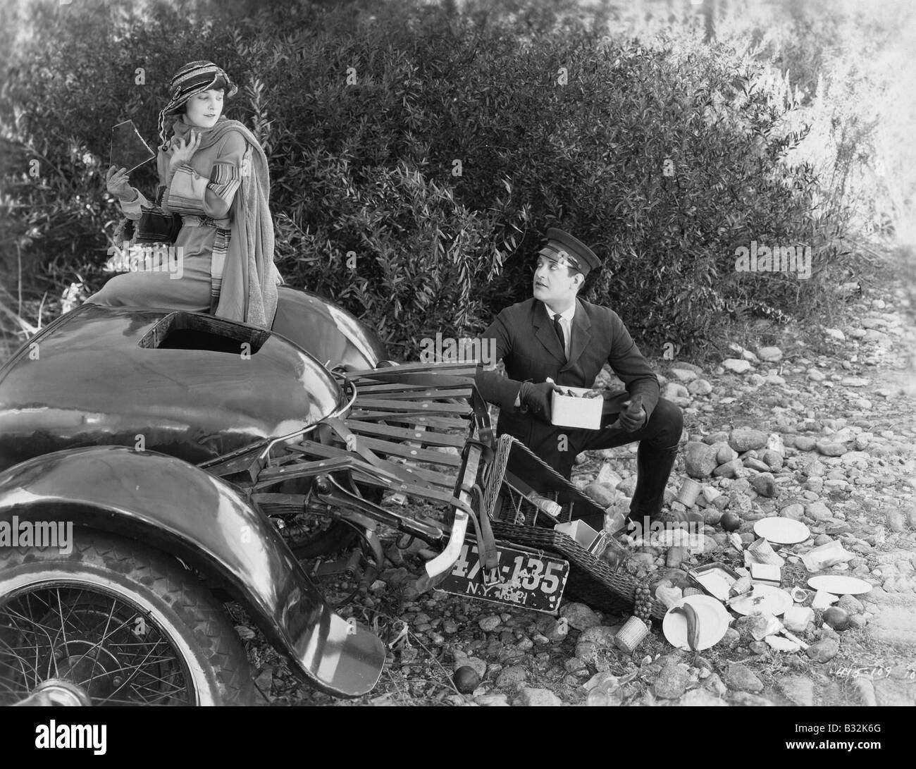 Donna e autista dopo l incidente di auto nel paese Foto Stock