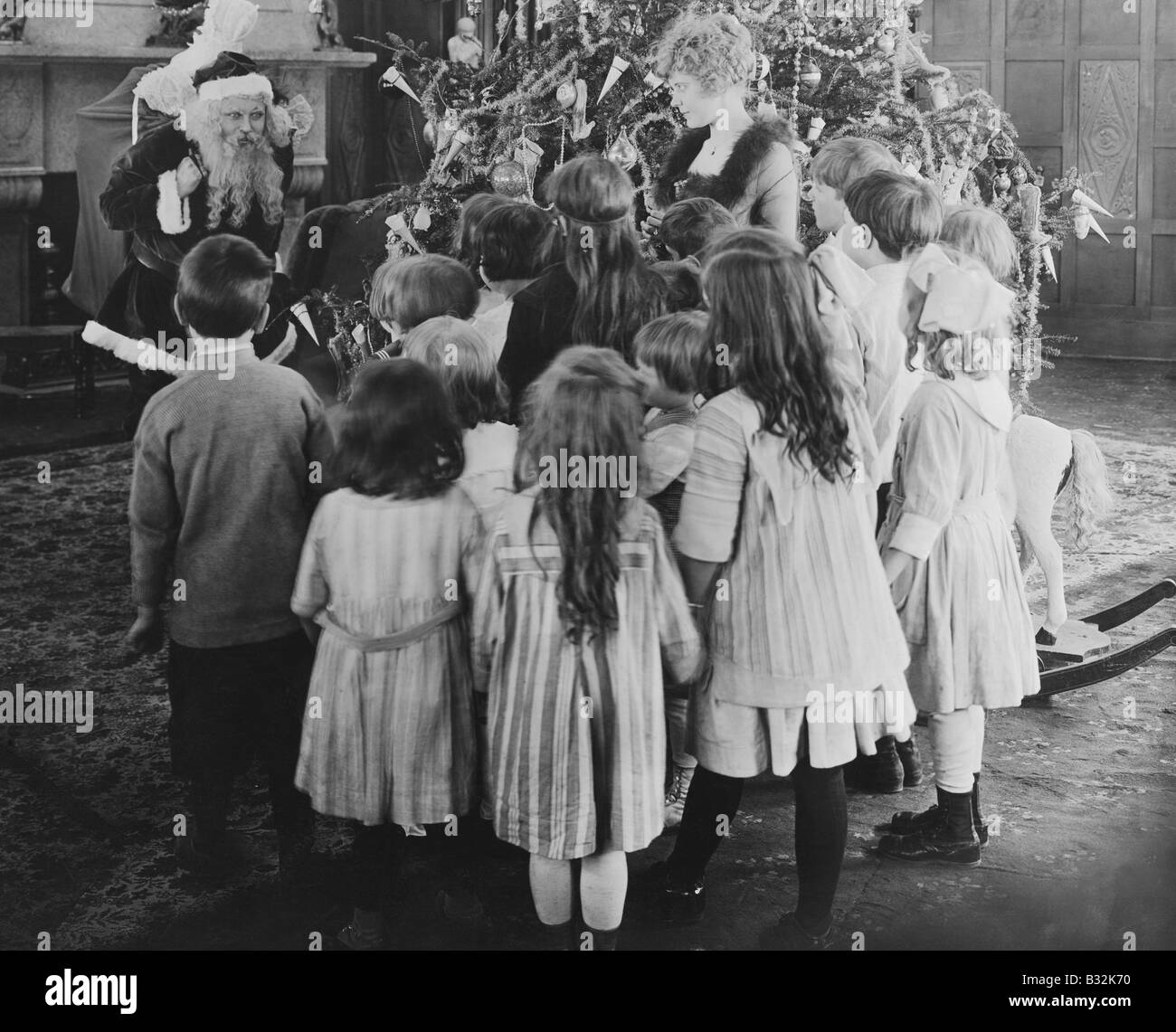 Babbo Natale visita con un folto gruppo di bambini Foto Stock