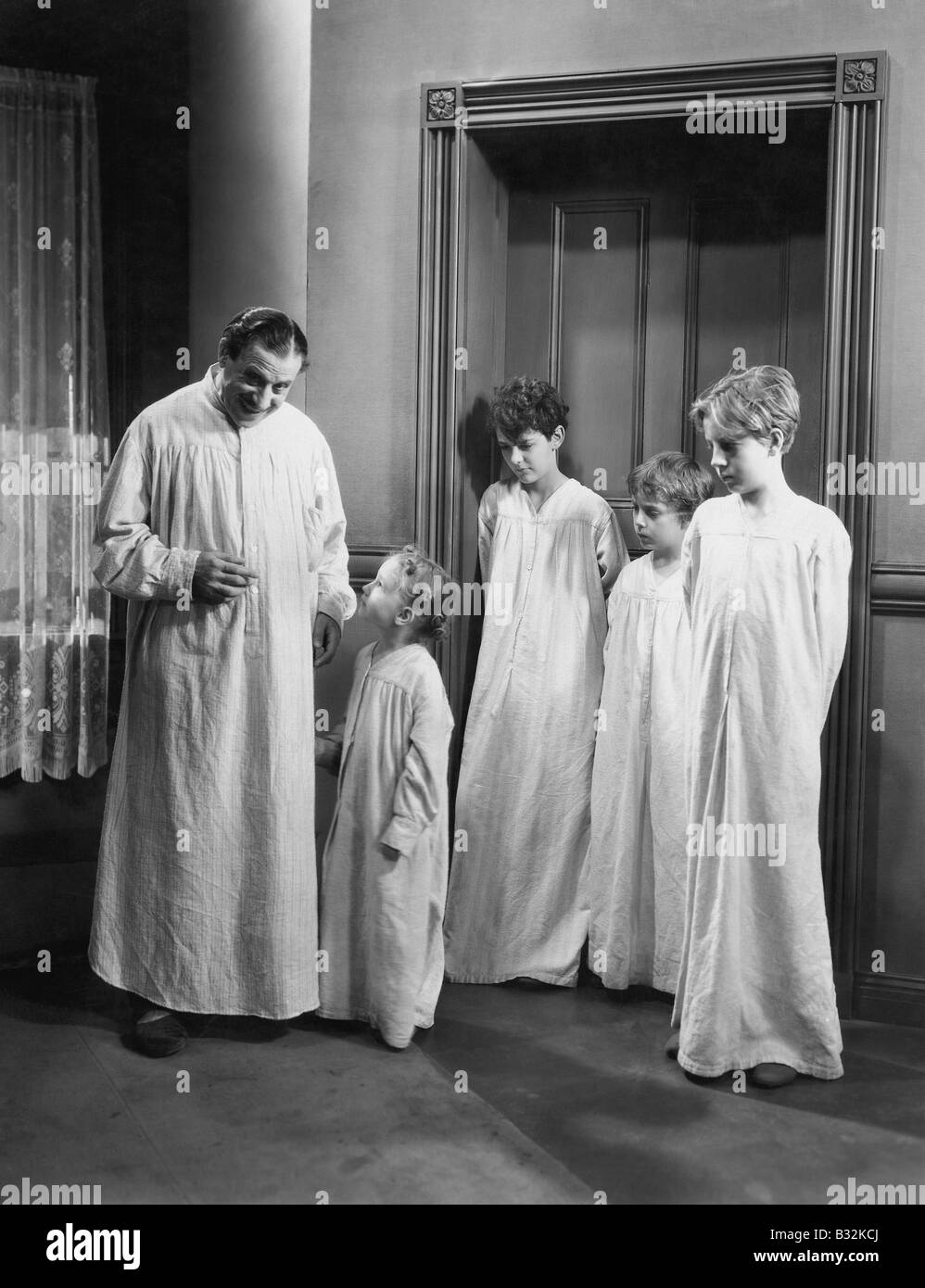 Padre e figli in nightgowns Foto Stock