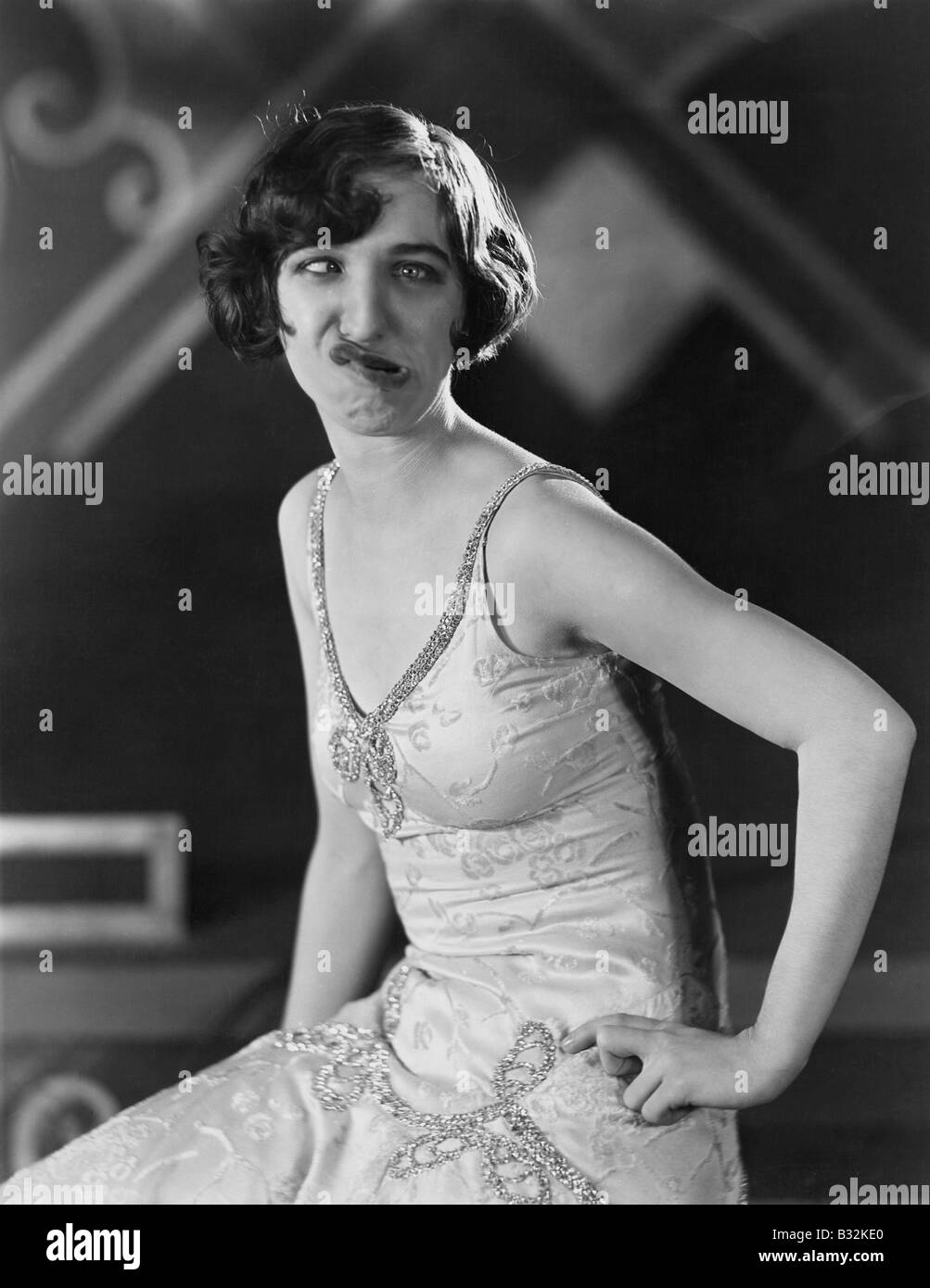 Ritratto di giovane donna fare faccia silly Foto Stock