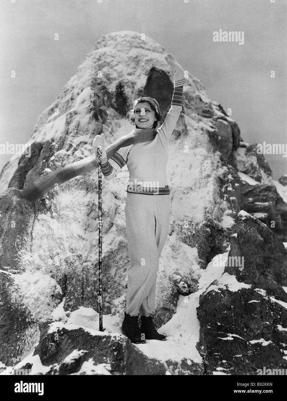 Trionfale donna al vertice della montagna Foto Stock