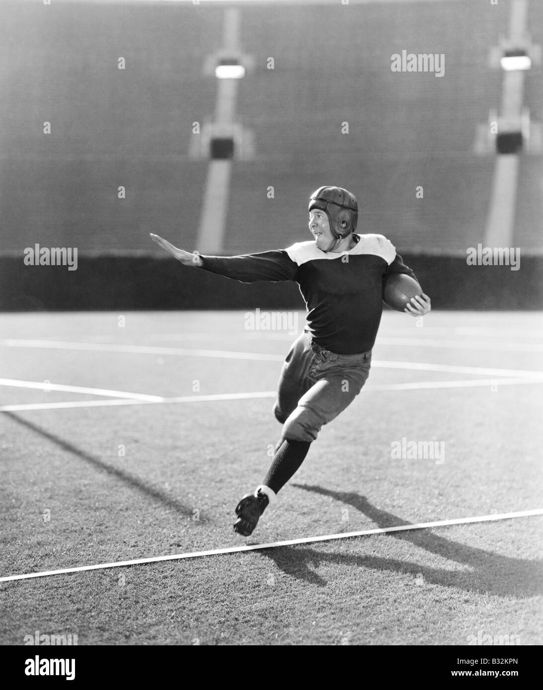 Giocatore di football in esecuzione con sfera Foto Stock