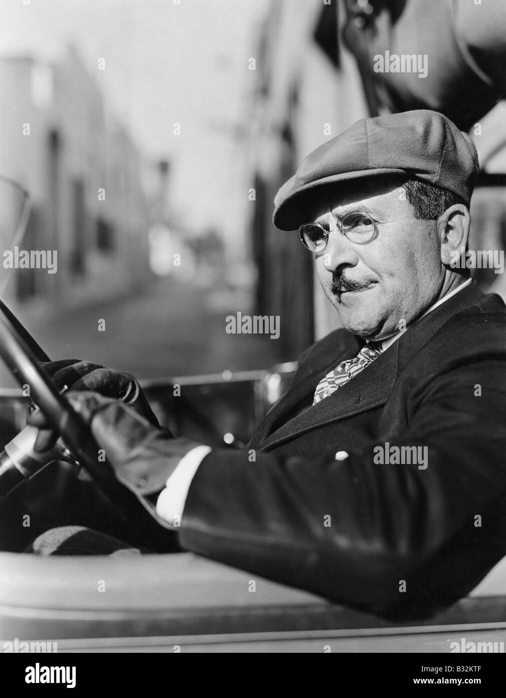 Ritratto di uomo nel sedile di guida della macchina Foto Stock