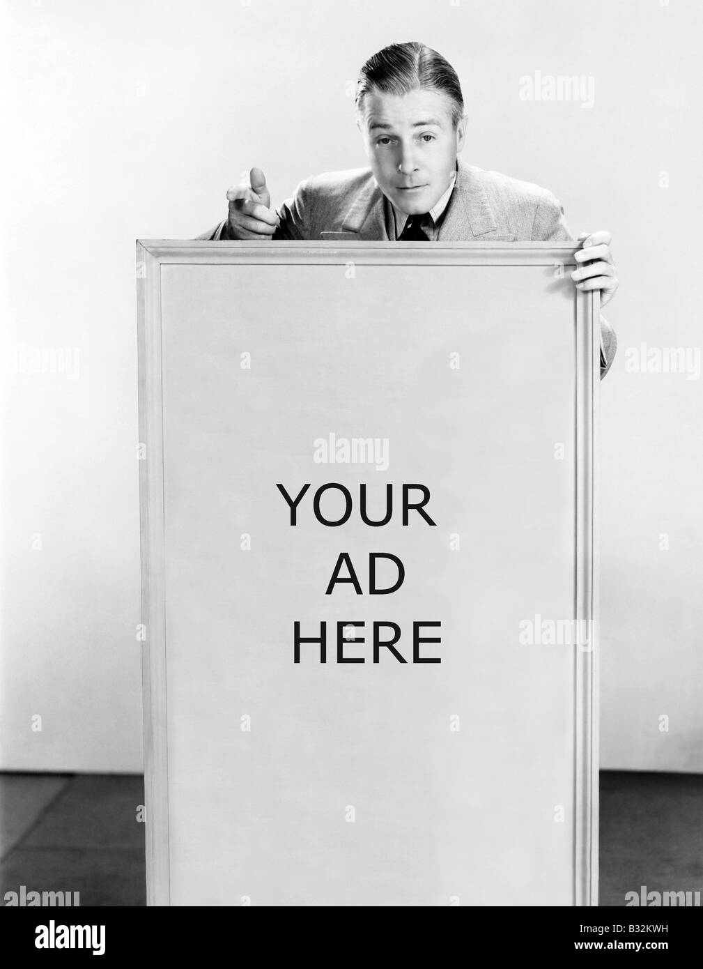 Venditore con segno dicendo acquista ora Foto Stock