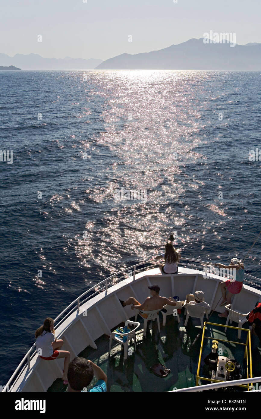 Paesaggi costieri di sera al tramonto visto dalla nave da crociera in Icmeler Marmaris Mugla Turchia Foto Stock