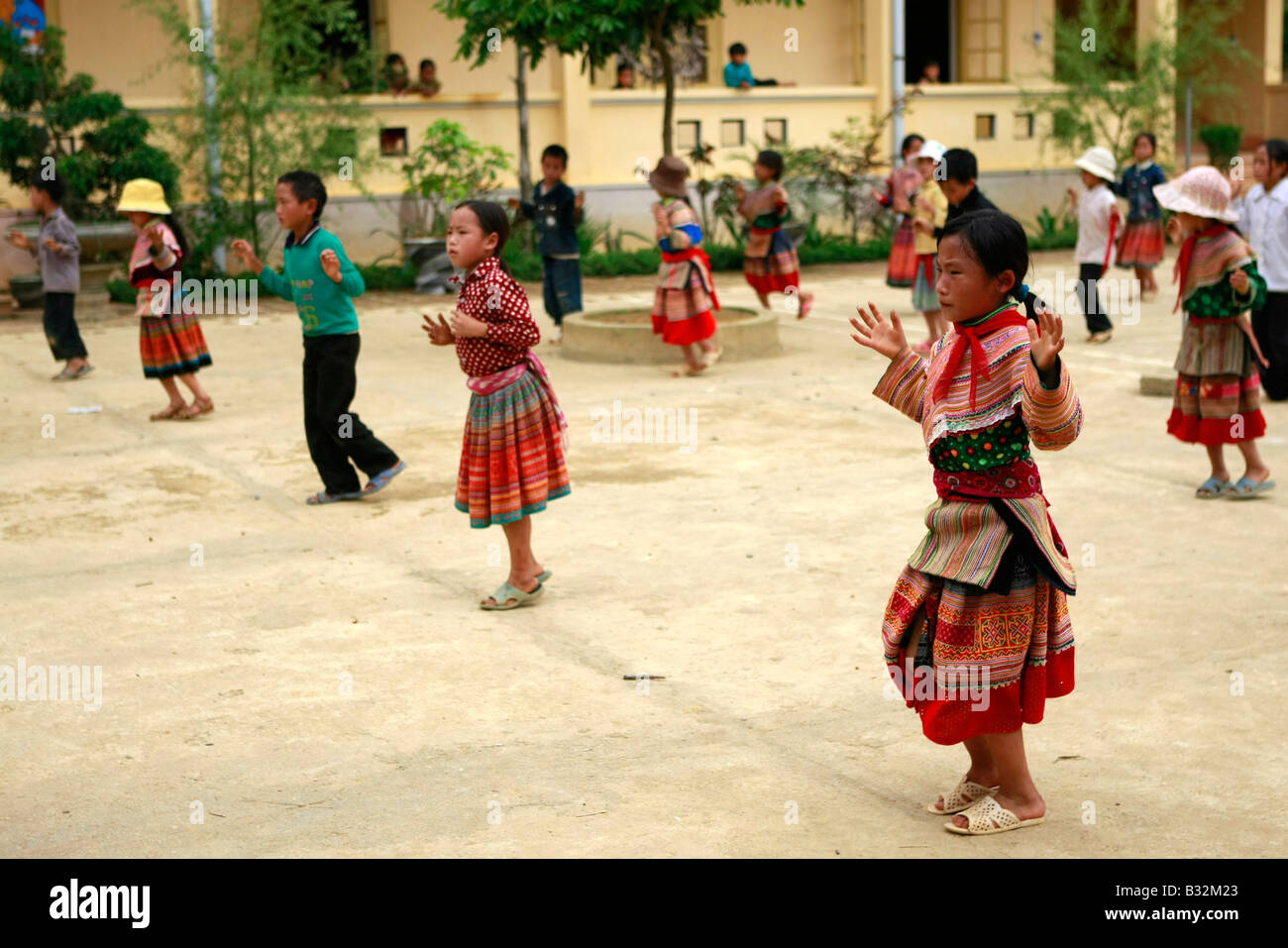 Flower Hmong bambini in una scuola del paese vicino a Bac Ha, Nord Est Vietnam Foto Stock