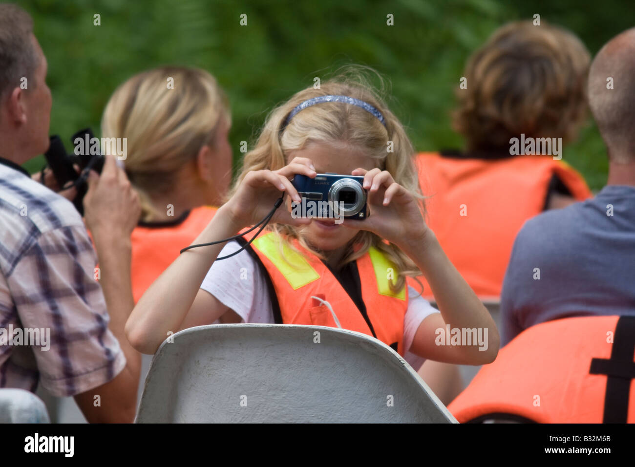 Turistica prendendo foto sul fiume Kinabatangan Sabah Borneo Foto Stock