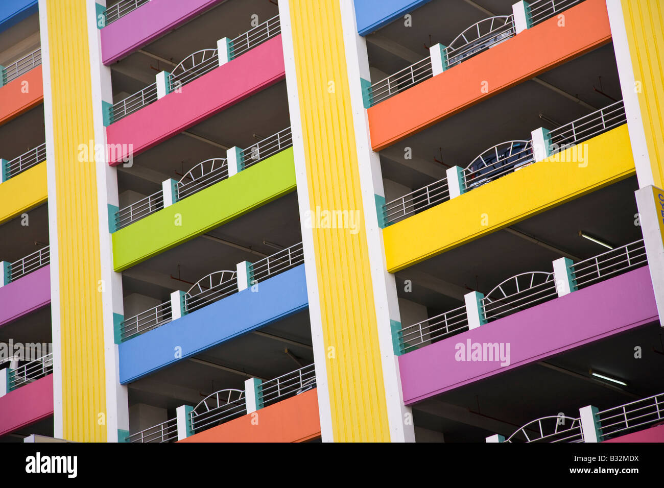 Colorato multipiano carpark Kuching Sarawak Borneo Malaysia Foto Stock