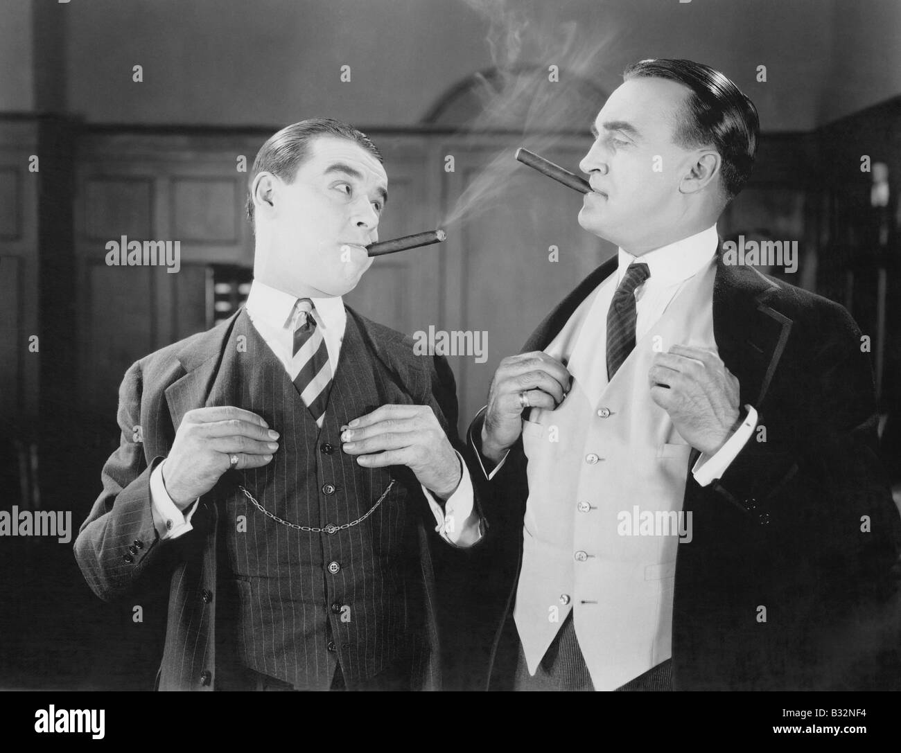 Due uomini fumatori di sigari Foto Stock