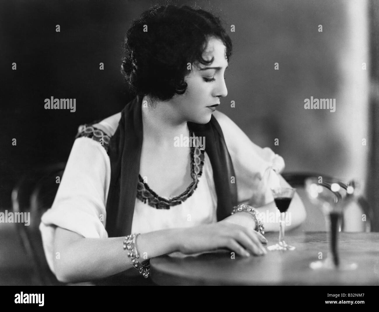 Ritratto di donna con drink Foto Stock