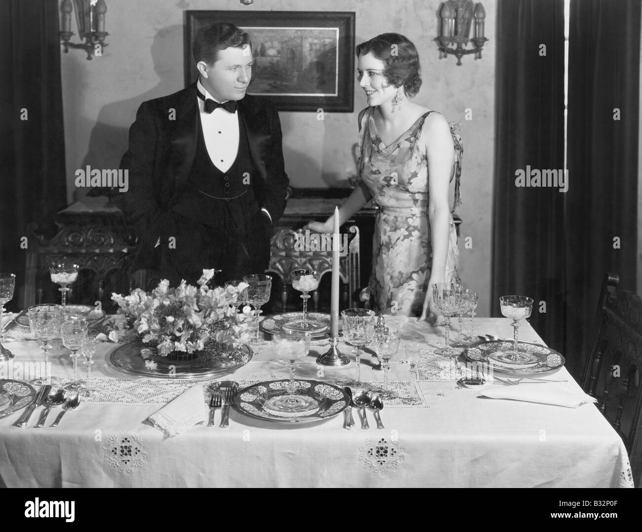 Coppia con tavolo per la cena Foto Stock