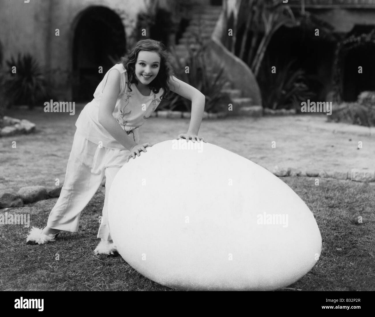 Donna fuori con uovo gigante Foto Stock