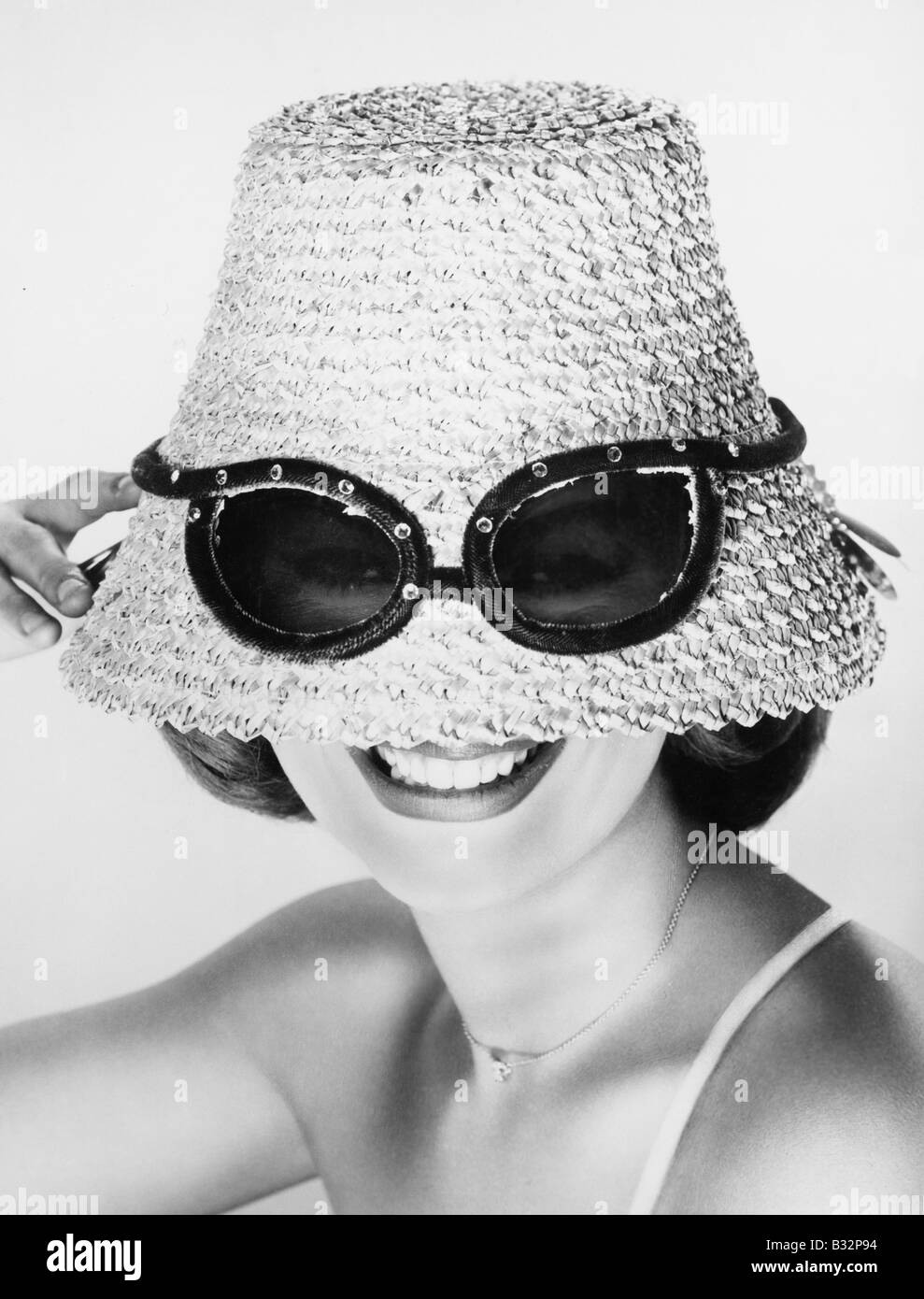 Donne che indossano cappelli e occhiali da sole Foto e Immagini