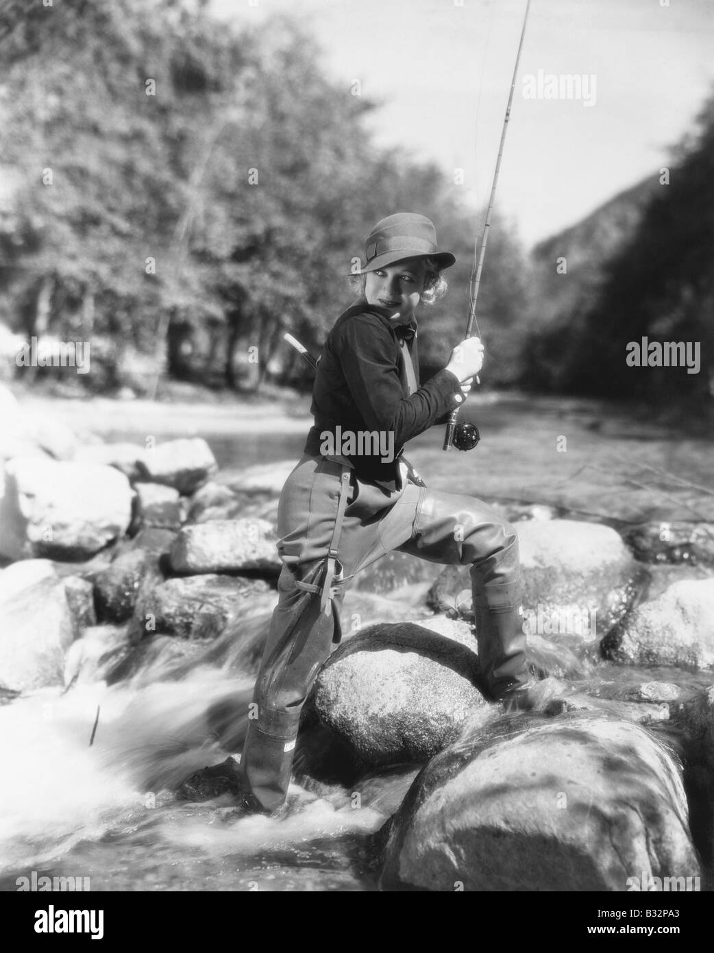 La donna la pesca in fiume Foto Stock