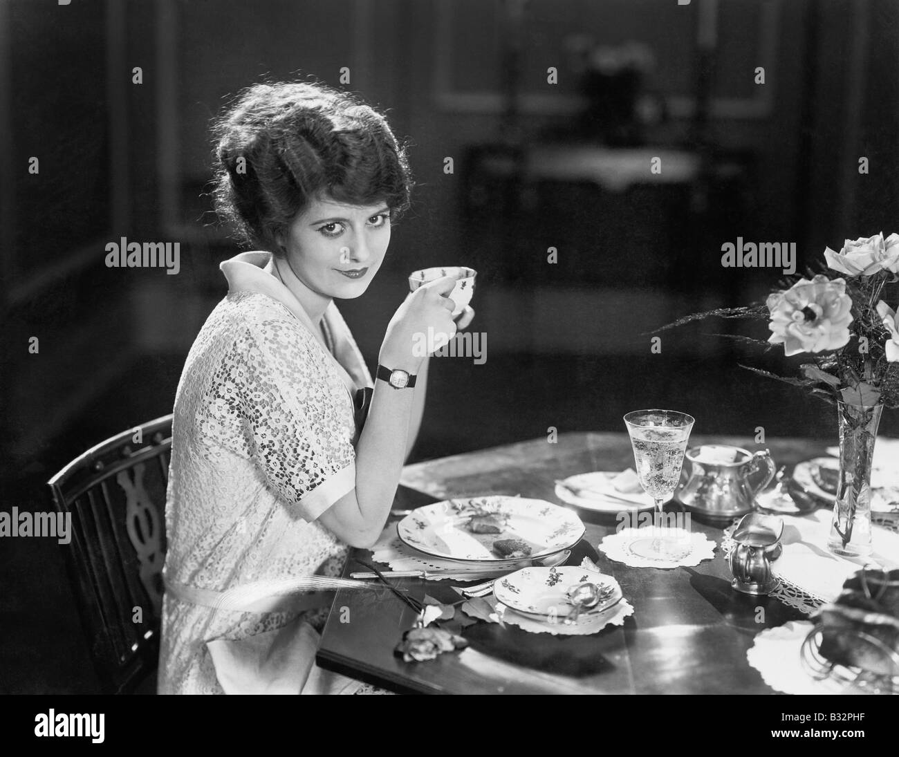 Ritratto di donna di mangiare pasti a tavola Foto Stock