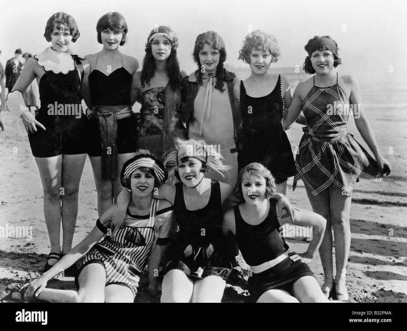 Il gruppo di amici di sesso femminile in spiaggia Foto Stock