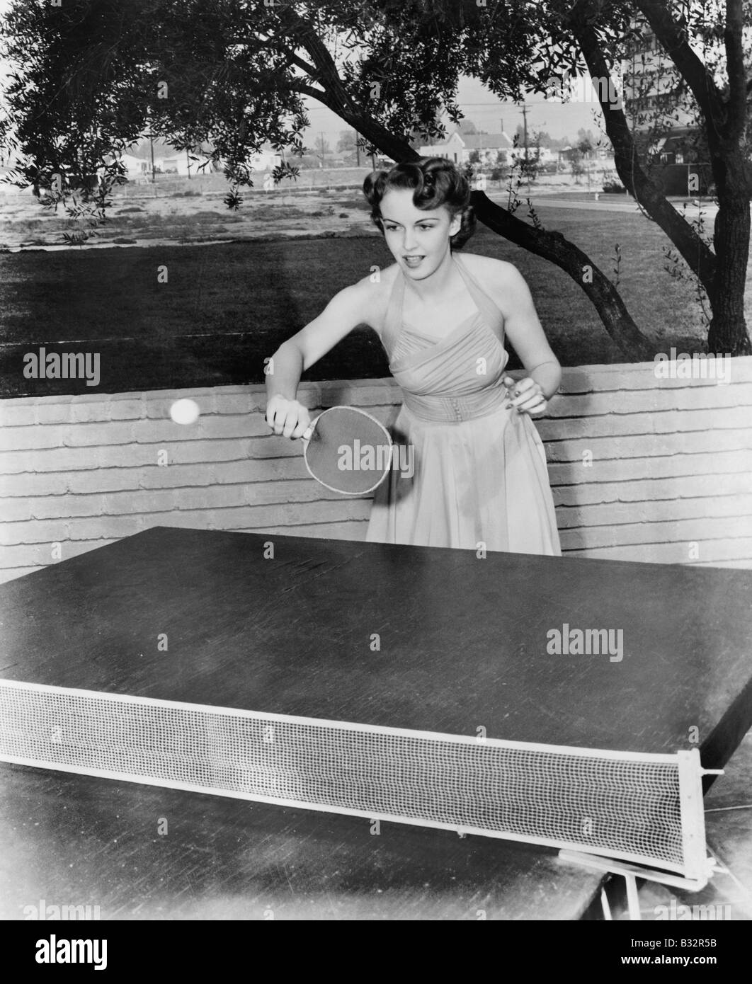 Giovane donna giocando a ping-pong Foto Stock
