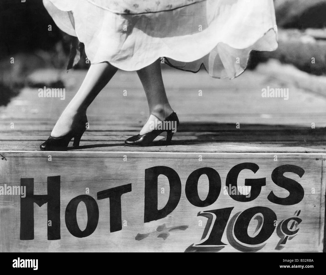 Giovane donna che mostra le sue gambe in tacchi alti Foto Stock