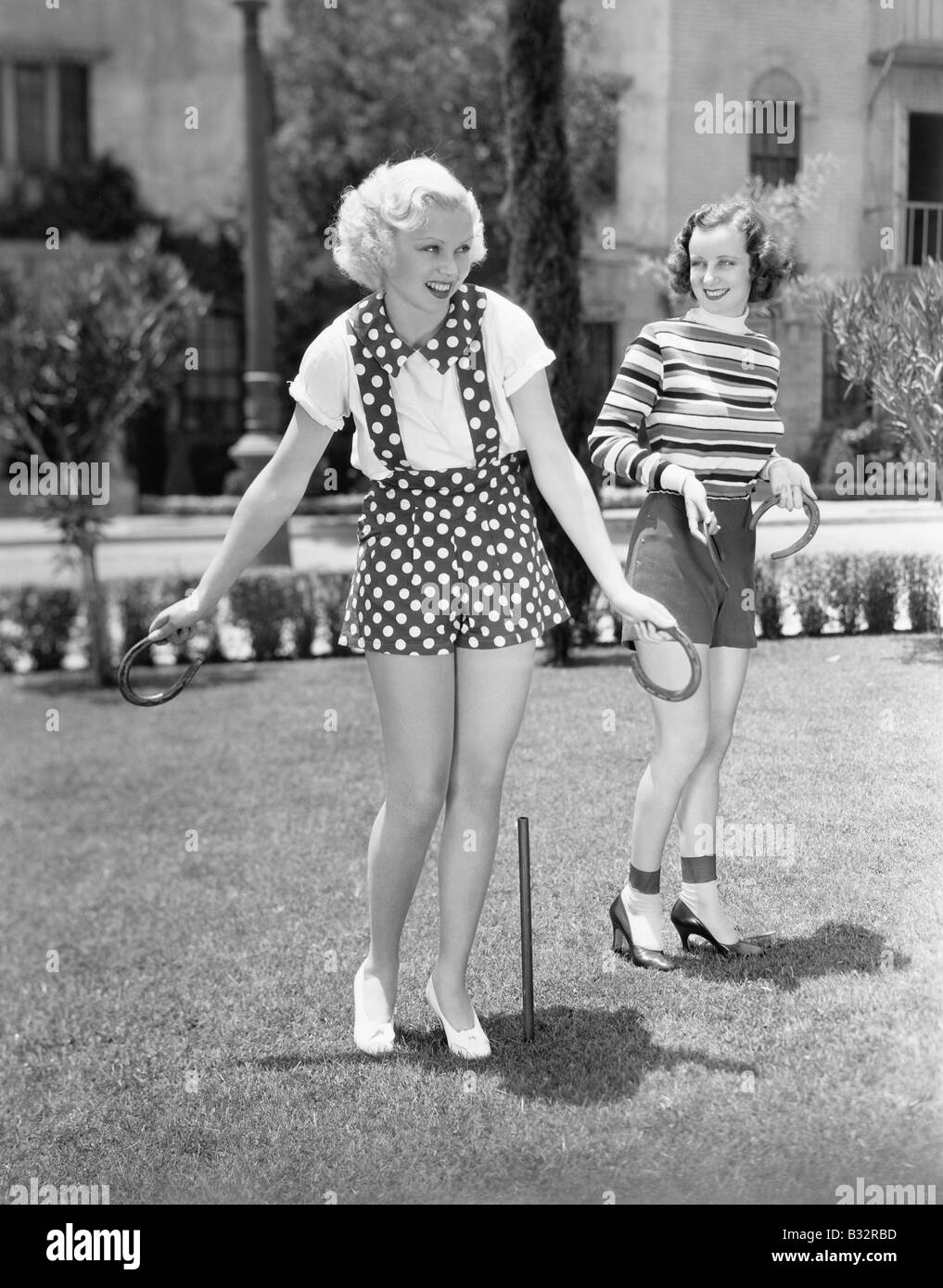 Due donne giocando Horse scarpe insieme Foto Stock