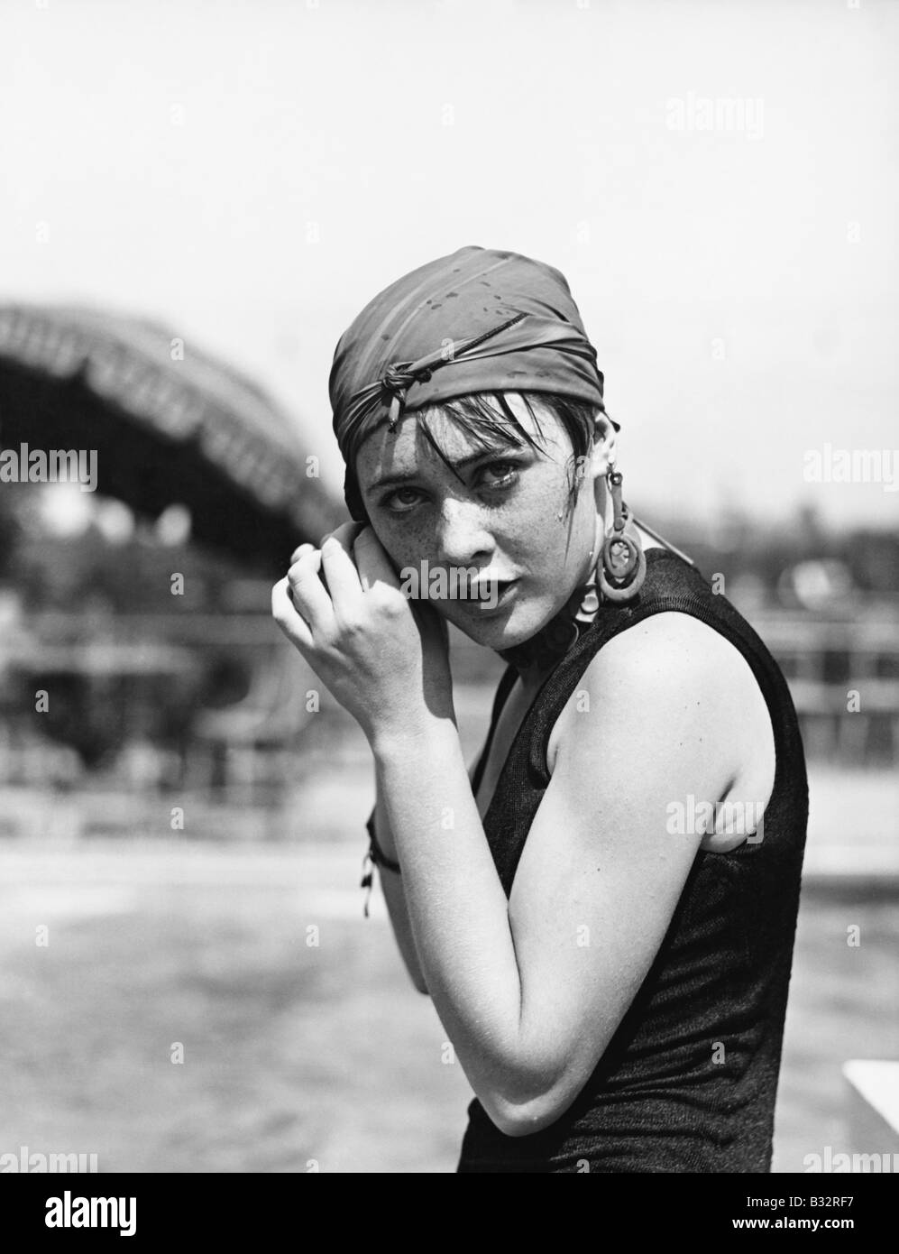 Ritratto di una donna di incarto di una sciarpa sul suo capo Foto Stock