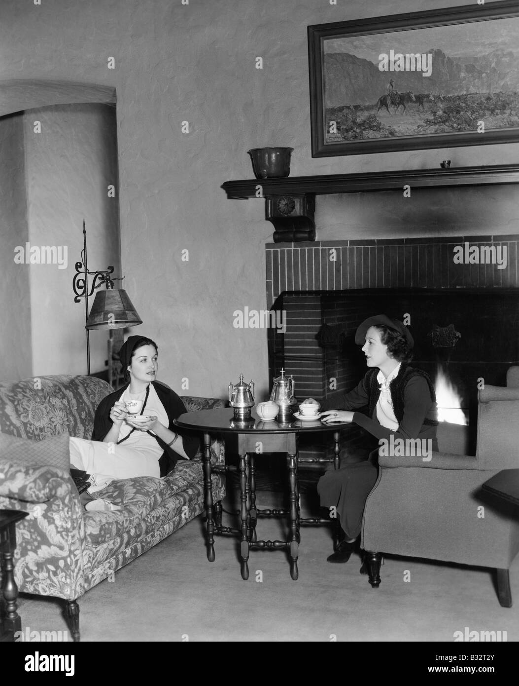 Due donne a bere il tè e parlare Foto Stock
