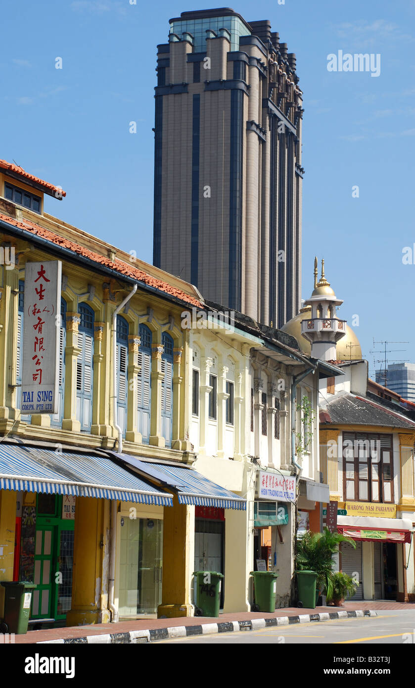 Vecchie botteghe in Chinatown di Singapore con torre moderna in background Foto Stock