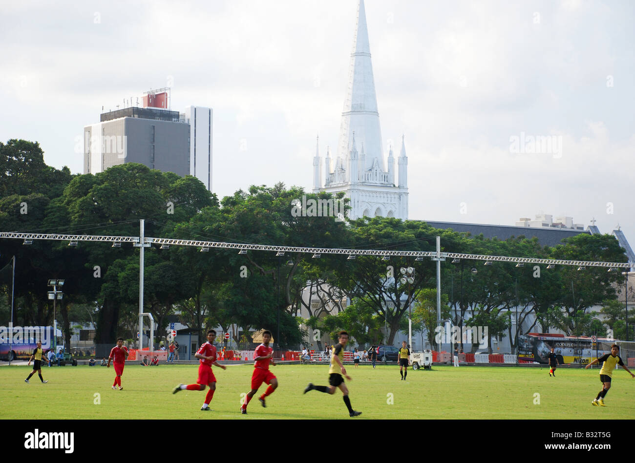 Soccer football giocato nella parte anteriore del St Andrews Chiesa, quartiere coloniale, Singapore Foto Stock
