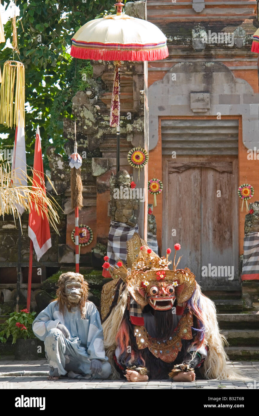 In occasione di uno spettacolo di danza Barong, in Batubulan (Bali - Indonesia). Lors d'onu spectacle de danse Barong à Batubulan. Foto Stock