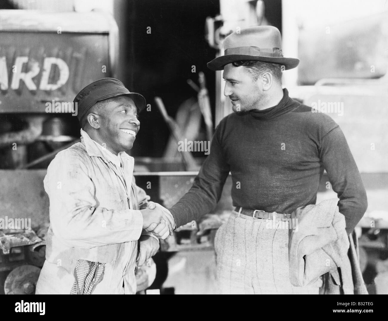 Gli Uni Con Gli Altri Gli uomini sono d'accordo Foto e Immagini Stock in Bianco e Nero - Alamy