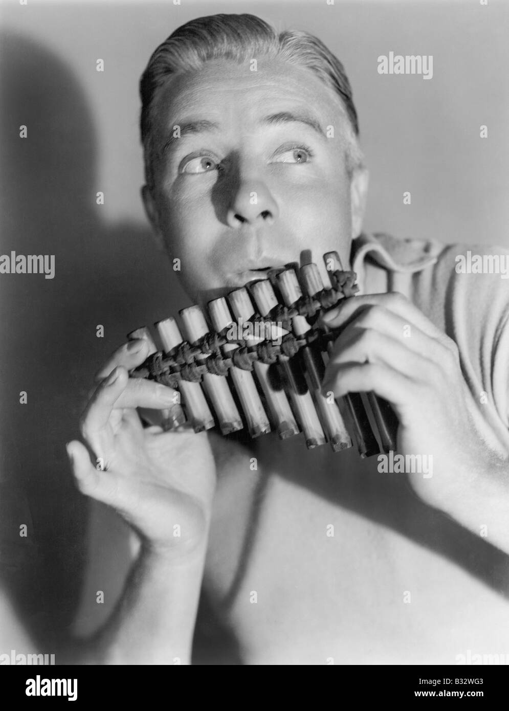 L'uomo gioca un flauto di pan Foto Stock