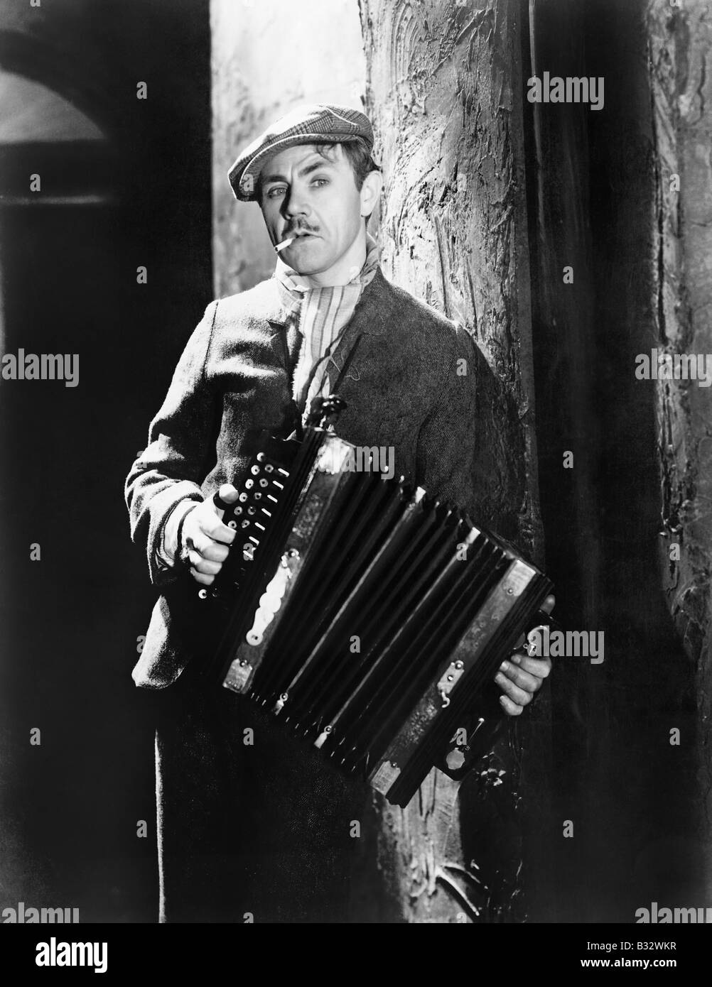 Uomo di suonare la fisarmonica Foto Stock