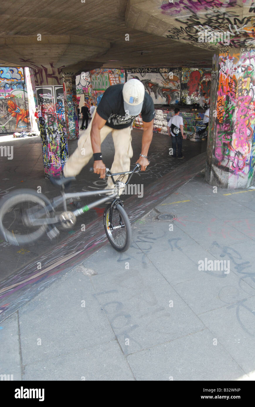Olimpiadi BMX urban sport estremi sporcizia di città graffiti Foto Stock