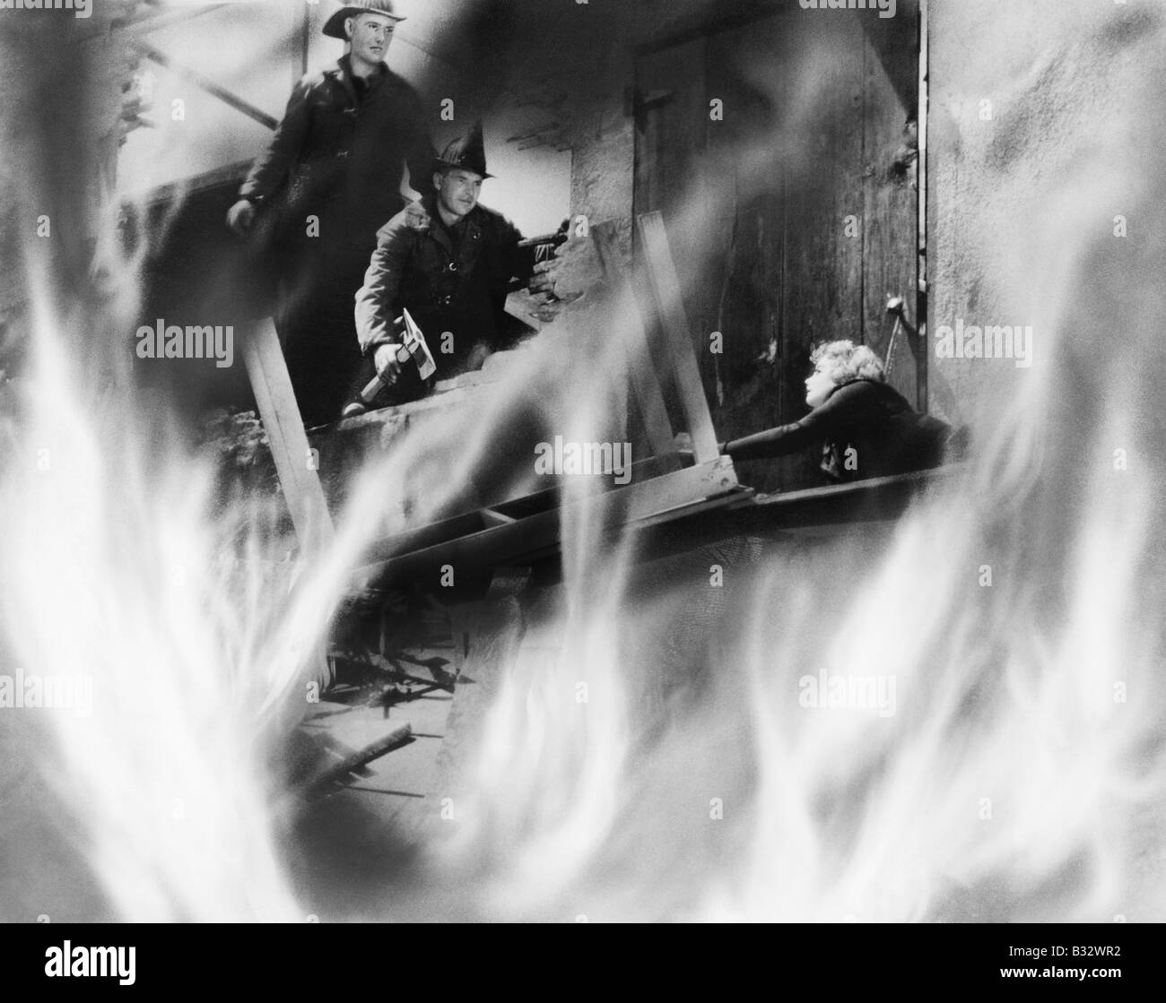 Due vigili del fuoco il salvataggio di una donna Foto Stock Due vigili del fuoco il salvataggio di una donna Foto Stock